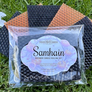 Puede incluir: Un kit de elaboración de velas de cera de abeja Samhain con láminas de panal de abeja negras y naranjas. El kit incluye mechas de algodón orgánico y permite hacer cinco velas de 10 cm x 1,27 cm. El kit está empaquetado en una bolsa transparente.