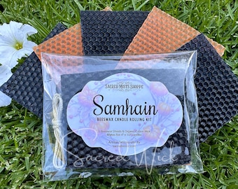 以下が含まれることがあります： 黒とオレンジのハニカムシートが入った、Samhainの蜜蝋キャンドルローリングキット。 キットにはオーガニックコットン芯が含まれており、10 cm x 1,27 cmのキャンドルを5本作ることができます。 キットは透明なバッグに梱包されています。