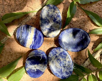 Piedra de preocupación de cristal pulido de sodalita para la comprensión, el alivio del estrés, la intuición, la creatividad, la disciplina, la claridad, la meditación, la calma y la serenidad.