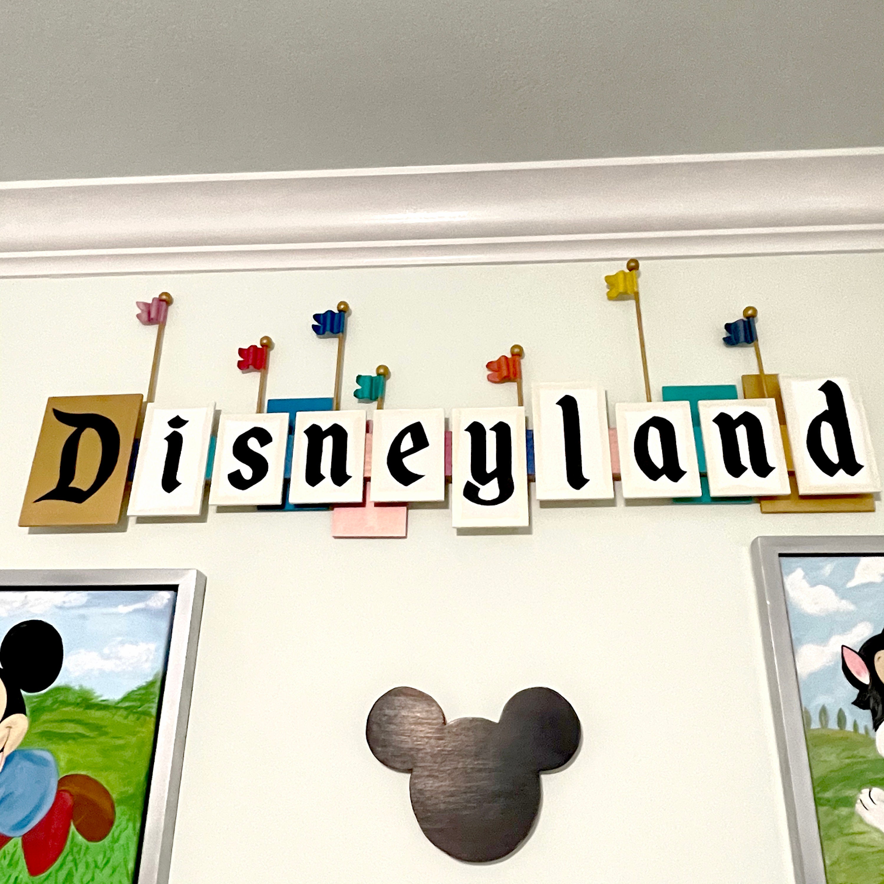 _*n様 木製　ハンドサイン　vintage 40” Vintage / Retro Disneyland Wood Sign With Flags, Custom Sign