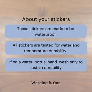 Puede incluir: Imagen con texto sobre pegatinas. El texto indica que las pegatinas son impermeables y est&aacute;n probadas para la durabilidad al agua y a la temperatura. Tambi&eacute;n menciona el lavado a mano para botellas de agua. El texto est&aacute; sobre un fondo azul claro.
