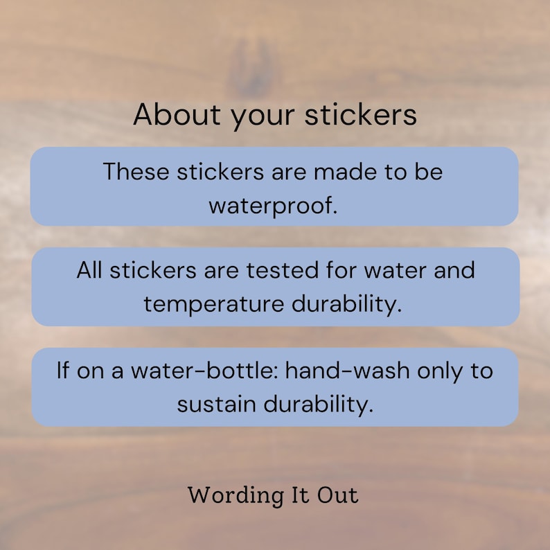 Puede incluir: Imagen con texto sobre pegatinas. El texto indica que las pegatinas son impermeables y est&aacute;n probadas para la durabilidad al agua y a la temperatura. Tambi&eacute;n menciona el lavado a mano para botellas de agua. El texto est&aacute; sobre un fondo azul claro.