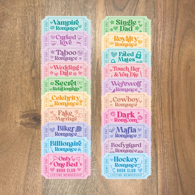 Puede incluir: Dos pilas de marcap&aacute;ginas coloridos con forma de billete, con varios temas de novelas rom&aacute;nticas como "Vampire Romance" y "Mafia Romance". Cada marcap&aacute;ginas tiene elementos decorativos y las palabras "Book Club" y "Lifetime Membership".