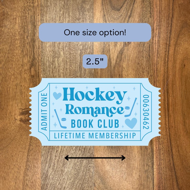 Puede incluir: Un art&iacute;culo en forma de boleto azul claro con el texto "Hockey Romance Book Club Lifetime Membership". El boleto mide 6,35 cm de ancho y tiene el texto "Admit One" y un n&uacute;mero de serie. El texto "One size option!" est&aacute; encima del boleto.