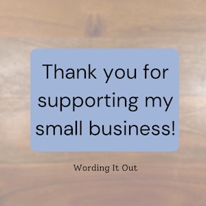 Puede incluir: Gr&aacute;fico rectangular azul claro sobre fondo de madera. El gr&aacute;fico contiene el texto "Thank you for supporting my small business!" en negro. El texto "Wording It Out" est&aacute; debajo.