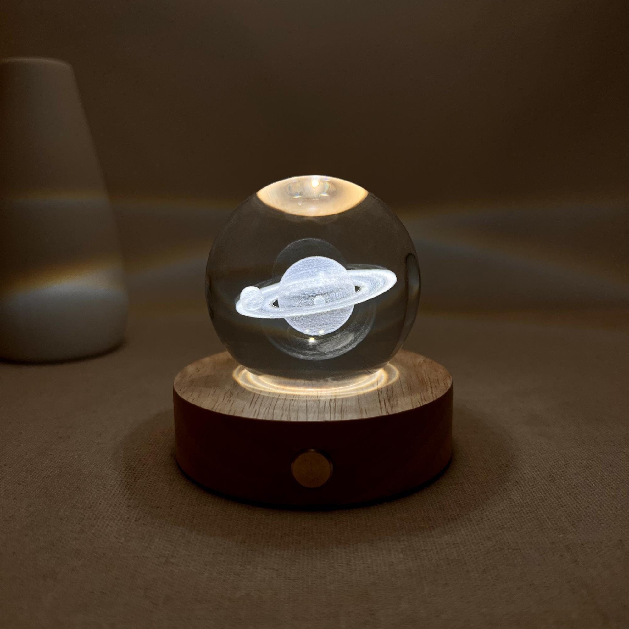 3D Kristallkugel Lampe Mit Planeten-Motiv – 8 Cm, Inkl. USB-LED-Basis & Geschenkbox | Dekoration Mit Beleuchtung