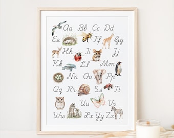 Può includere: Una stampa incorniciata dell'alfabeto ad acquerello con illustrazioni di animali. Include un gabbiano, un'ape, una giraffa, un cervo, una coccinella, un koala, un pinguino, un gufo, un lupo e una zebra. La cornice è in legno chiaro.