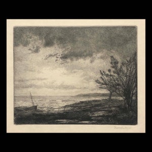 Puede incluir: Un grabado en blanco y negro de un paisaje marítimo con un pequeño barco en primer plano y un árbol en el lado derecho de la imagen. El cielo está nublado y el agua está agitada.
