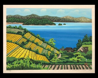 Könnte beinhalten: Ein Holzschnitt, der eine japanische Landschaft mit Blick auf ein Gewässer und einen Hügel zeigt, der mit gelben und grünen Feldern bedeckt ist. Der Druck ist unten links mit dem Text "Masao." signiert.