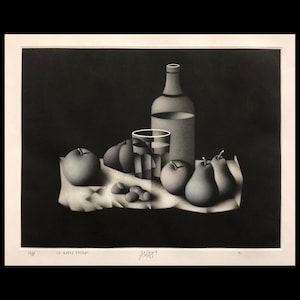 Puede incluir: Una impresión en blanco y negro de un bodegón con una botella, un vaso, fruta y nueces sobre un mantel blanco. La impresión está titulada "AVAT!" y está firmada por el artista.