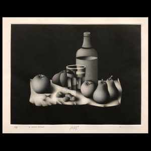 Puede incluir: Una impresión en blanco y negro de un bodegón con una botella, un vaso, fruta y nueces sobre un mantel blanco. La impresión está titulada "AVAT!" y está firmada por el artista.