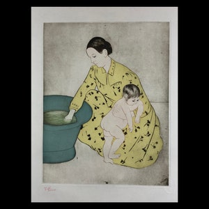 Puede incluir: Una mujer con un vestido amarillo floral está lavando a un niño en una palangana azul. La mujer está arrodillada y el niño está de pie en la palangana. La imagen es un grabado en blanco y negro.