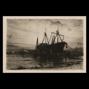 以下が含まれることがあります： 桟橋に停泊している船の白黒のエッチング。船は曇り空を背景にシルエットになっている。水は穏やかで反射している。