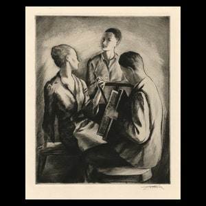 以下が含まれることがあります： 3 人が一緒に座っている白黒のエッチング。左の人は後ろに髪を結んだ女性。真ん中の人は左を向いている男性。右の人は頭を下げている男性。右の人は本を持っている。