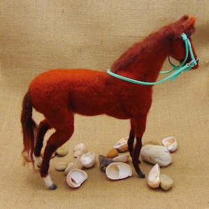 Needle Felted Horse, Chestnut Horse Figurine, Soft Horse Sculpture, Farmyard Decoration, Horse Ornament, Gift for Horse Lover, Pretty Horse