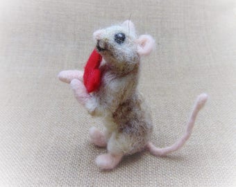 Small Valentine Gift, Wool Mouse Figurine, Felted Animal Ornament, Soft Mouse Sculpture, Thinking of You Gift, Loving Mouse, Poseable Mouse