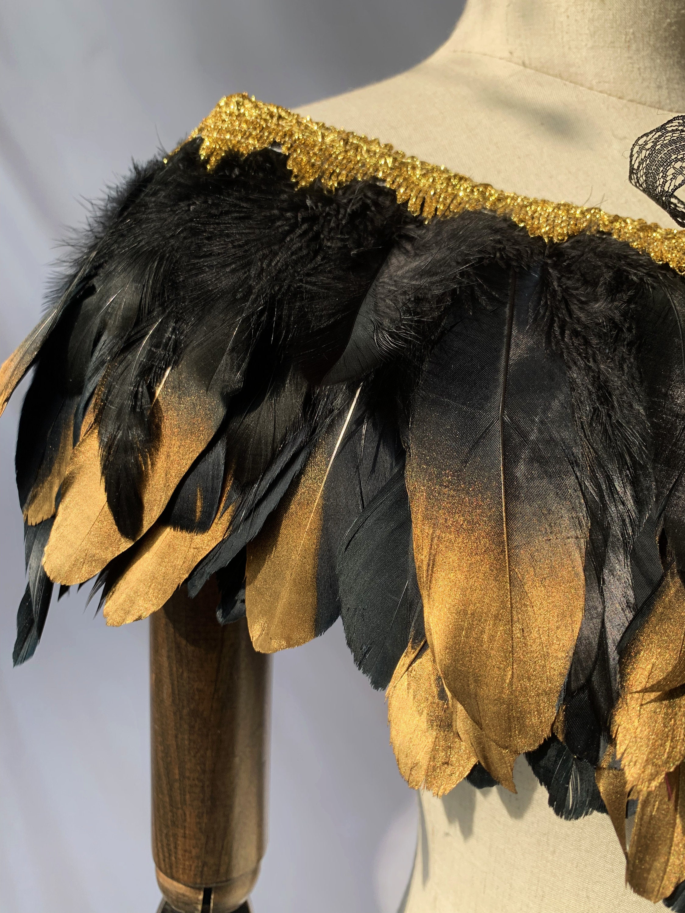 Blanco con capa de plumas doradas, cuello de encogimiento de hombros, pieza  de plumas, bufanda de plumas, chal de plumas, charretera de plumas. Disfraz  de Samba Showgirl Showman -  España