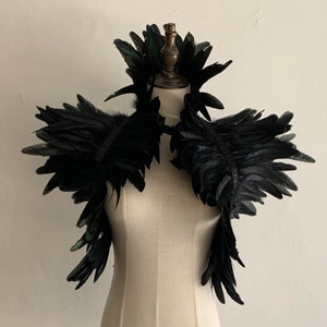 Shrug In Piume Naturali Vittoriano Con Collo Da Vampiro – Mantella E Polsini Per Halloween E Feste In Maschera