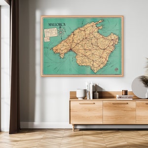 Vintage tourist map of the Balearic Island of Mallorca or Majorca, Mapa de la Isla de Mallorca. image 1