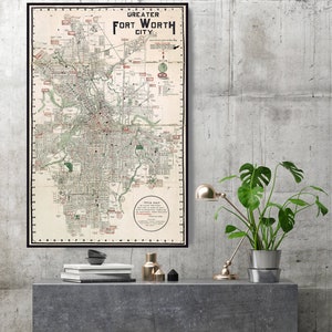 La mappa di Fort Worth TX mostra i nomi delle strade, i numeri civici, le scuole, le chiese, le aziende, i parchi, le ferrovie, le linee del tram e gli edifici.