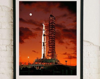 Fotografía icónica del cohete de la NASA: Apolo 4 en la plataforma de lanzamiento - Objeto de colección del programa espacial