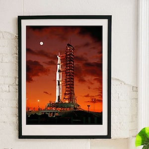 Foto icônica do foguete da NASA: Apollo 4 na plataforma de lançamento - Space Program Collectible