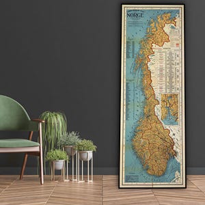 Puede incluir: Un mapa de pared rectangular y alto de Noruega titulado NORGE, que presenta una ilustración topográfica detallada con una masa terrestre de color marrón dorado sobre un fondo de océano azul claro, con varias leyendas de texto y etiquetas.