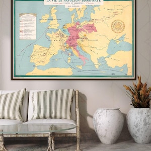 Historical map titled "LA VIE DE NAPOLÉON-BONAPARTE," depicting Europe and North Africa with colored routes and arrows showing Napoleon's military campaigns and conquests from 1769 to 1821.