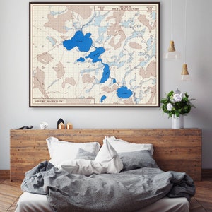 Carte des quatre lacs du comté de Dane, Wisconsin, elle montre des sections, des lacs, des rivières, des zones humides, des prairies, des sentiers indiens, des routes militaires et des monticules.