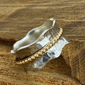Einzigartiger Spinner Ring für Frauen, zweifarbiger Ring, breiter Ehering, Statement Ring, Gemischter MetallRing, Gehämmerter Ring, Boho Ring, Perlenring