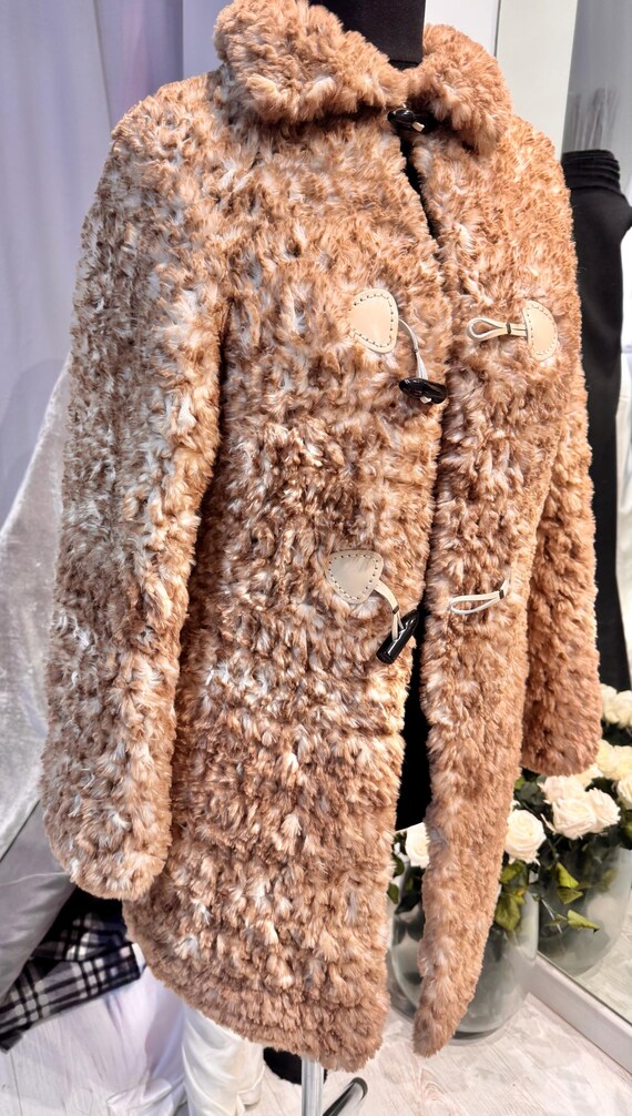 レディースフェイクファーコート ブラウン エレガントな冬用コート