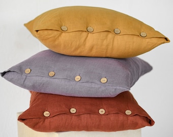 Linen pillowcase with buttons / Breathable pillow cover / Handmade pillowcase / Decorative cushion cover / Coconut buttons closure