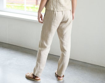 Musterverkauf! / LeinenhoseONDA / Mit Gummibund / Leicht zulaufenden Leinenhose / Beige Farbe / Model trägt Größe S