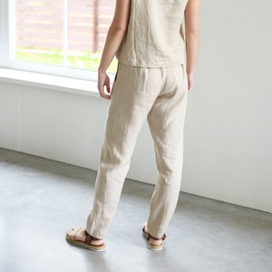 Vendita di campioni / Pantaloni in lino RONDA / Con elastico in vita / Pantaloni in lino leggermente affusolati / Colore beige / La modella indossa la taglia S immagine 1