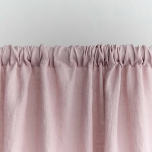Puede incluir: Primer plano de una cortina de lino rosa con la parte superior fruncida. La cortina est&aacute; hecha de una tela suave y natural y tiene un aspecto relajado y casual.