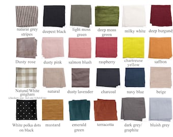 Puede incluir: Una colección de muestras de tela dobladas en varios colores y patrones. Los colores incluyen rayas grises naturales, negro intenso, verde musgo claro, verde musgo oscuro, blanco lechoso y burdeos oscuro. Otros colores son rosa polvoriento, rosa polvoriento, salmón.