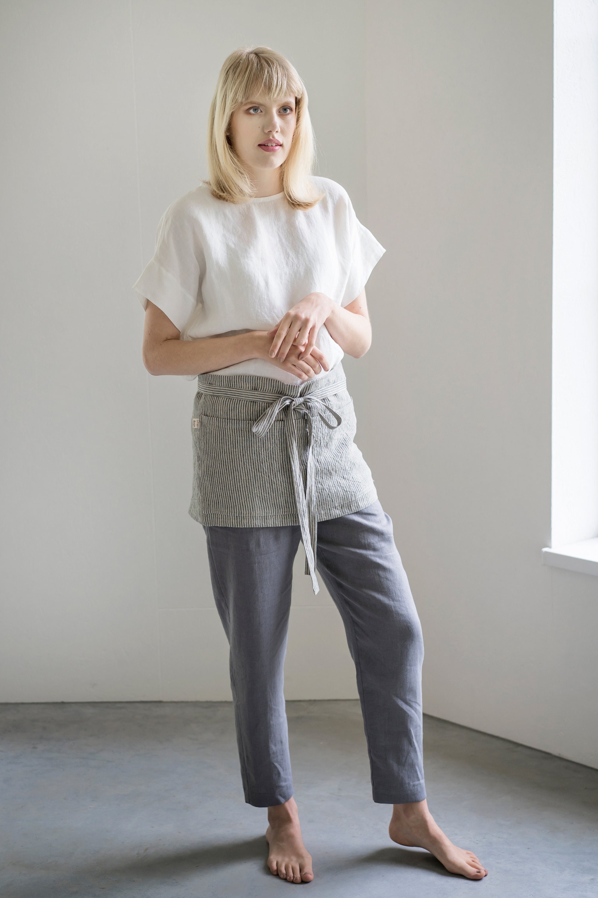 Half bistro aprons MELISSA / Waist aprons with pockets / Unisex short linen waitress apron / Made from natural washed linen / Server aprons