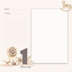 Op de afbeelding: Een pagina van een baby-mijlpaalfotoalbum met een teddybeerillustratie, het nummer 1 en het woord "maanden" in cursief. De achtergrond is lichtbeige met kleine stippen. Een schommelpaardillustratie staat in de rechterbovenhoek.