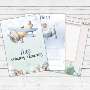 Może przedstawiać: Zestaw trzech niebieskich i brązowych kartek na baby shower z motywem samolotu. Pierwsza kartka zawiera napis "Mis primeros recuerdos", co w tłumaczeniu oznacza "Moje pierwsze wspomnienia". Druga kartka zawiera napis "&iexcl;Nac&iacute;!", co w tłumaczeniu oznacza "Urodziłem się!" Trzecia kartka zawiera puste miejsce do wpisania tekstu z napisem "barriga de mam&aacute;", co w tłumaczeniu oznacza "brzuch mamy".