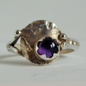Anello in argento 950 con ametista, anello in argento, pietra di ametista, tecnica di fusione, anello speciale, regalo unico, piede originale, anello in argento