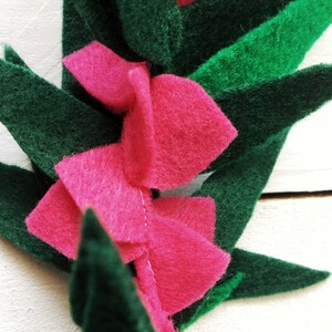 Hot Pink Felt Lei, Hawaiian Lei for kids, Leaf lei, Tropical Party, Birthday lei, Hawaiian themed party, Pink Flower Lei, Flower Garland imagem 2