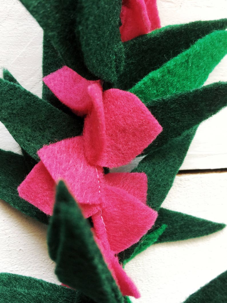 Hot Pink Felt Lei, Hawaiian Lei for kids, Leaf lei, Tropical Party, Birthday lei, Hawaiian themed party, Pink Flower Lei, Flower Garland imagem 2