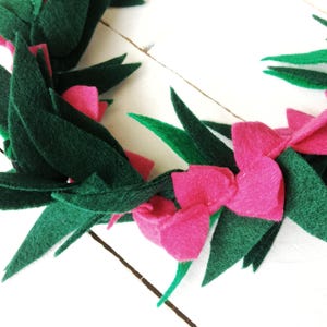 Hot Pink Felt Lei, Hawaiian Lei for kids, Leaf lei, Tropical Party, Birthday lei, Hawaiian themed party, Pink Flower Lei, Flower Garland imagem 3