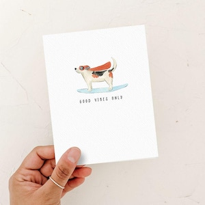 Tarjeta de solo buenas vibraciones, tarjeta de surf Beagle, tarjeta con arte de acuarela, interior en blanco