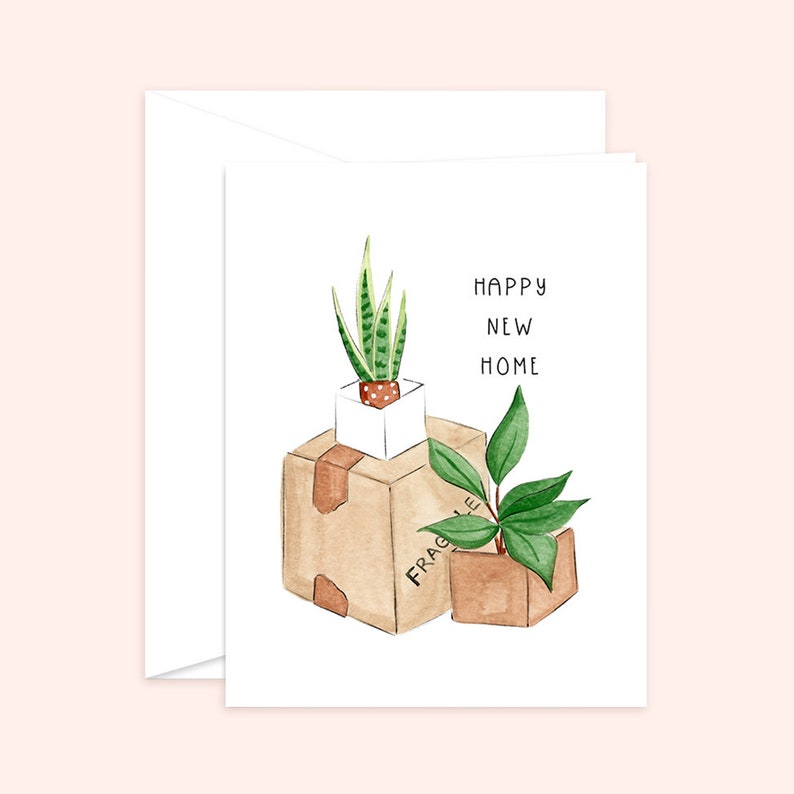 Peut inclure: Une carte blanche avec le texte "Happy New Home" et une illustration aquarelle de deux plantes en pot dans des bo&icirc;tes en carton. Une bo&icirc;te porte l'inscription "Fragile".