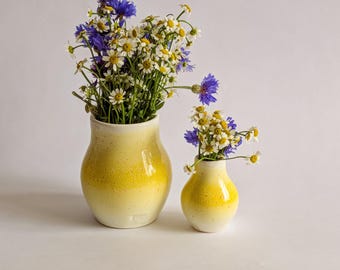 Vaso de cerâmica artesanal para flores: Vaso minimalista em cerâmica amarela.