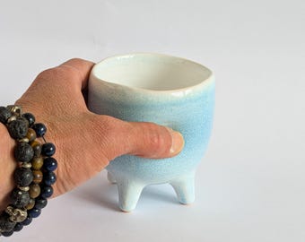 Handgemaakte blauwe keramische koffiekop, minimalistische greeploze theemok
