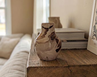 Vaso in miniatura in ceramica colorata: piccoli vasi fatti a mano nei colori beige e marrone