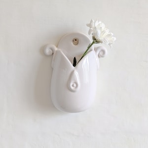 Handgjord väggvas i keramik: Minimalistisk hängande kruka, unik väggkonst