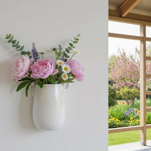 Väggmonterade keramiska vaser: Krukor och blomkrukor i keramik för väggdekoration